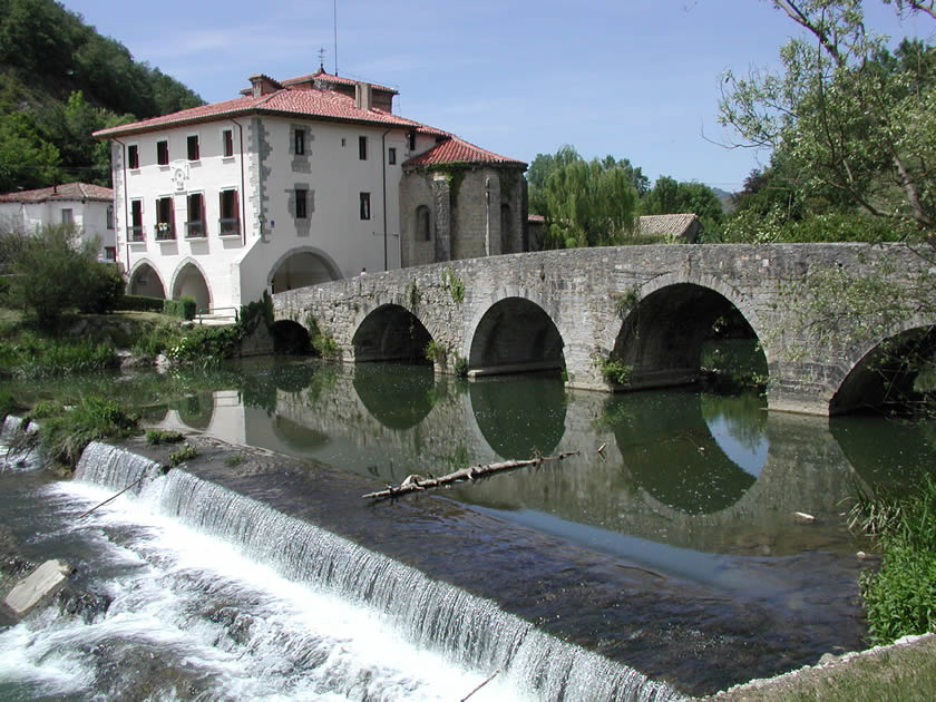 Brcke ber den Ro Ulzama in Trinidad de Arre, Jakobsweg, Spanien.