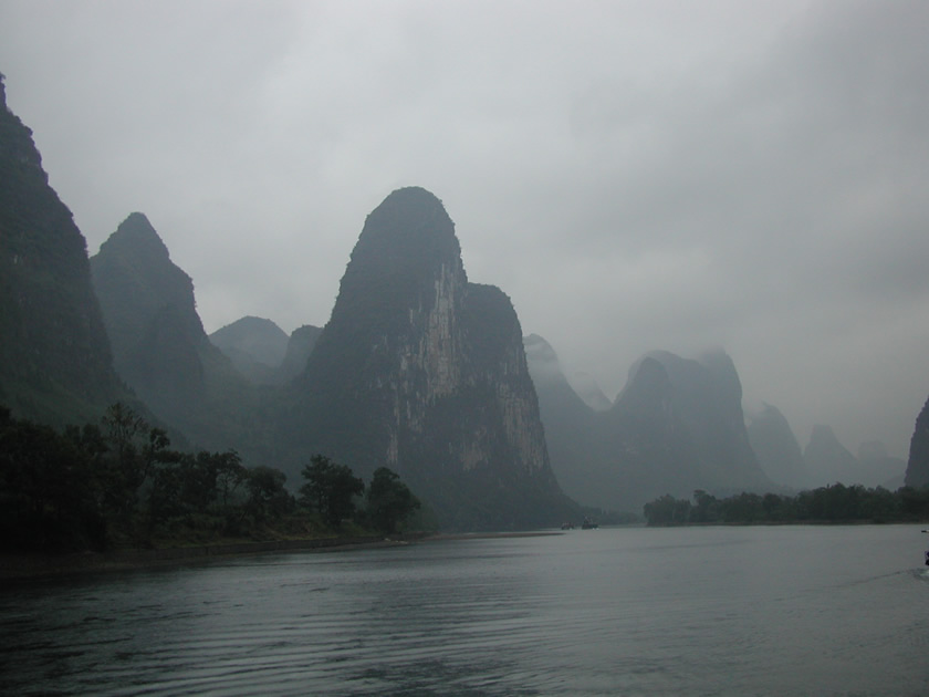 Niebla sobre el ro Li, China.