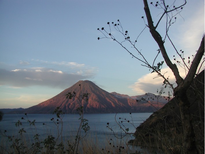 La salida del sol sobre el volcn San Pedro en el Lago de Atitln, Guatemala.